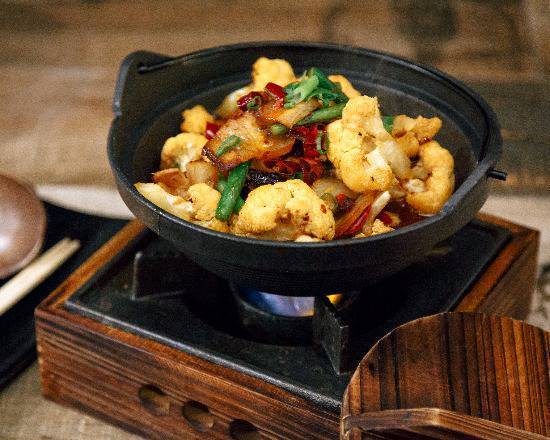 Griddle Spicy Cauliflower with Salty Pork Slices (干锅腊肉花菜)🌶️